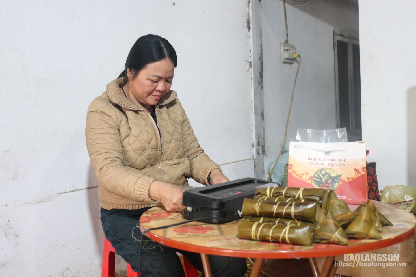 Thành viên THT bánh gio Phai Danh hút chân không cho sản phẩm bánh gio