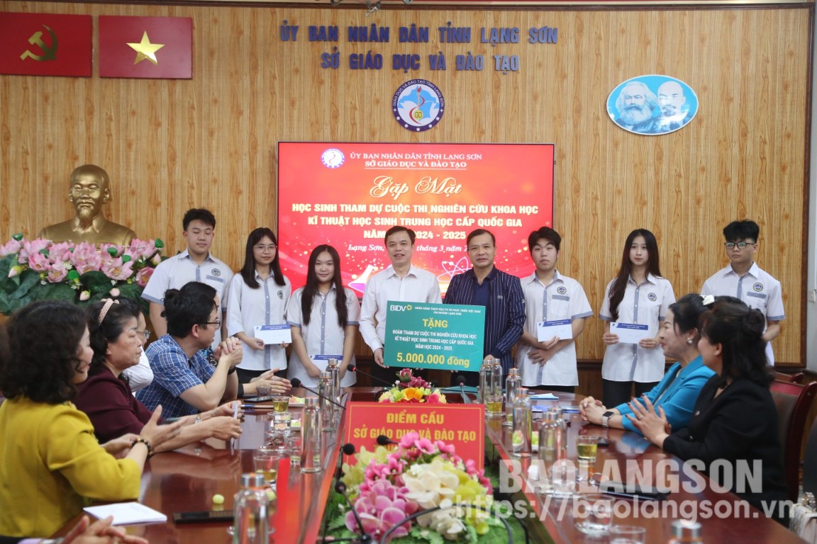 Đại diện Ngân hàng BIDV Lạng Sơn tặng quà động viên học sinh