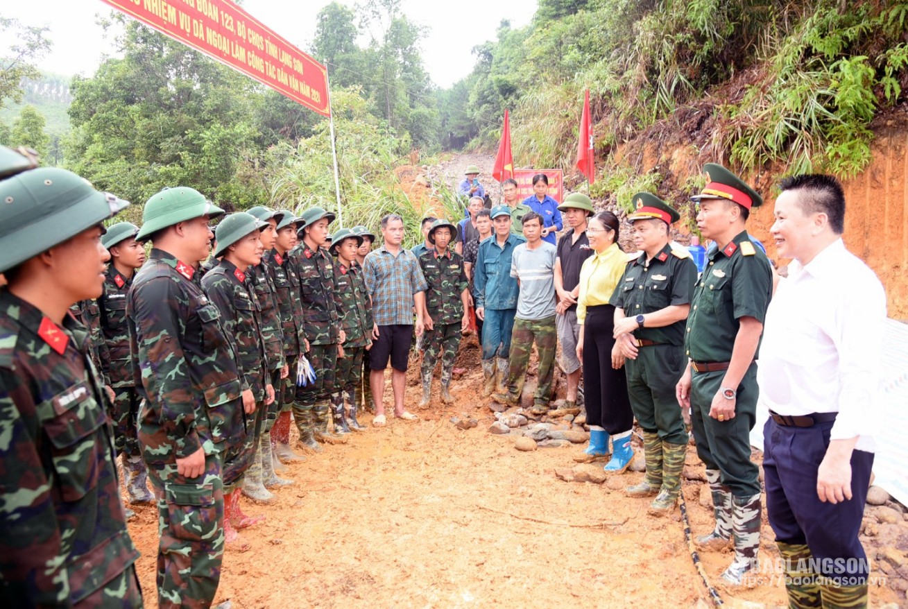 Lãnh đạo Ban Tuyên giáo và Dân vận Tỉnh ủy,  Bộ Chỉ huy Quân sự tỉnh thăm, động viên cán bộ, chiến sĩ lực lượng vũ trang tỉnh làm công tác dân vận tại xã Xuân Dương, huyện Lộc Bình