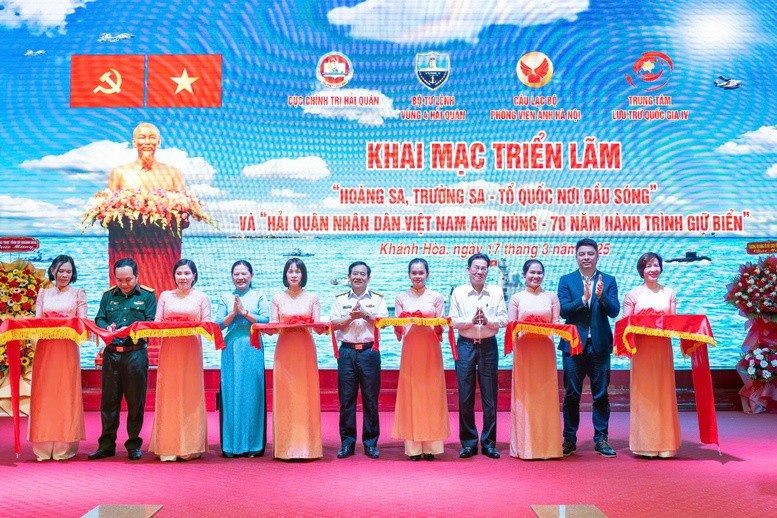 Các đại biểu cắt băng khai mạc triển lãm.