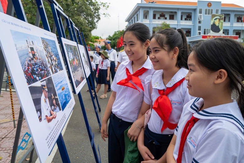 Các cháu học sinh tại Cam Ranh tham dự triển lãm.