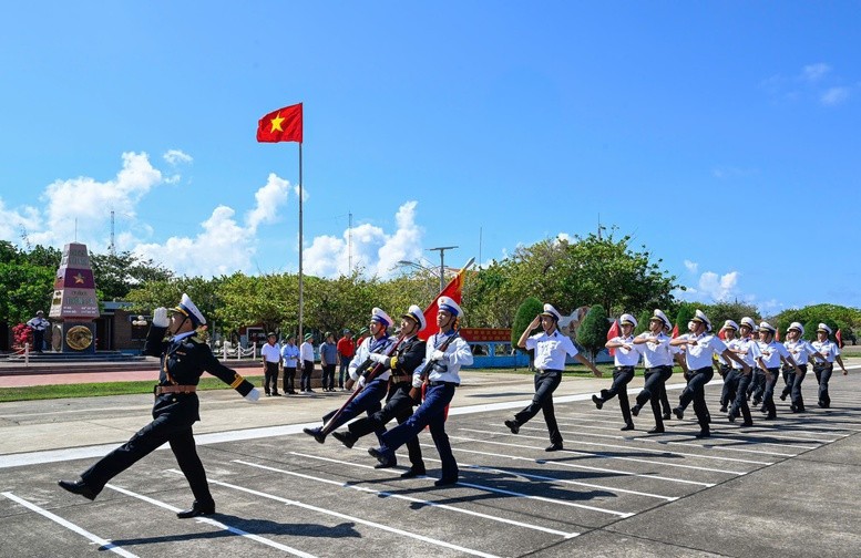 Lễ chào cờ ở đảo Trường Sa lớn - Ảnh: Báo QĐND