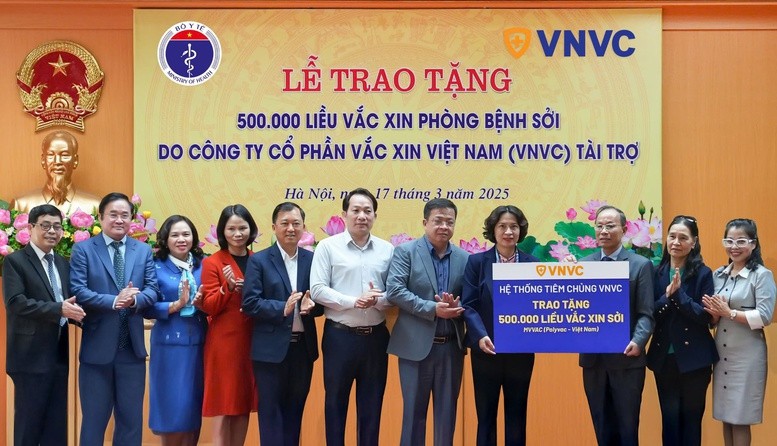 Bộ Y tế tiếp nhận 500.000 liều vaccine sởi từ VNVC - Ảnh: VGP/HM