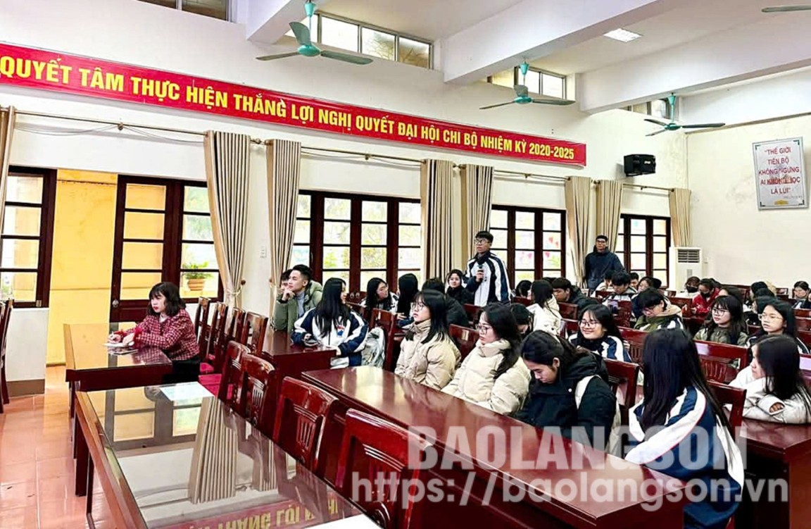 Học sinh Trường THPT Việt Bắc (thành phố Lạng Sơn) tham gia hoạt động ngoại khóa tại trường