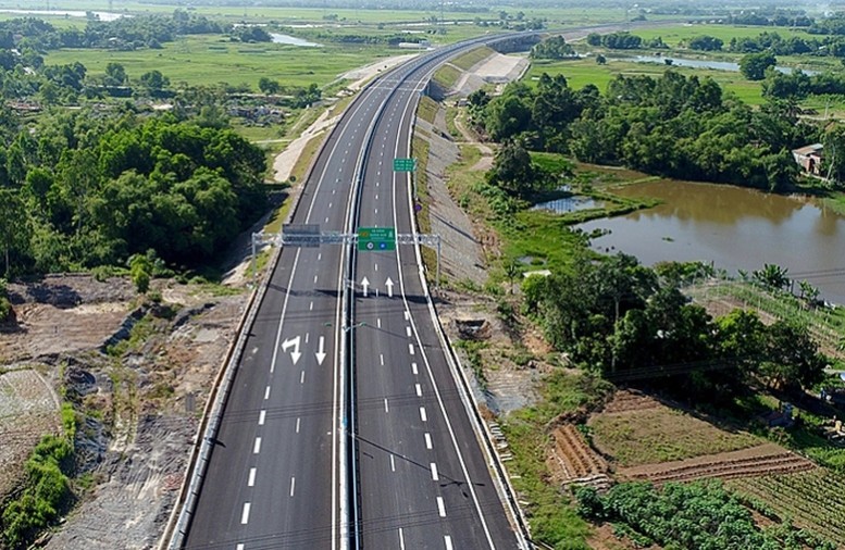 Đường bộ cao tốc đoạn Vân Phong - Nha Trang có tổng chiều dài hơn 83 km.