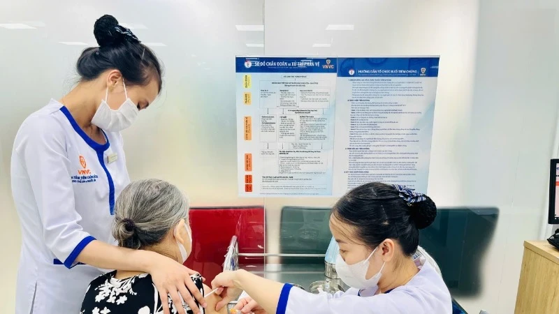 Tiêm vaccine là biện pháp phòng bệnh chủ động.