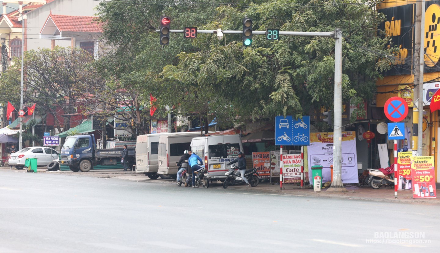 Tại khu vực ngã tư Mỹ Sơn giao cắt giữa quốc lộ 1A với đường Ngô Quyền, thành phố Lạng Sơn thường xuyên có "xe dù", "bến cóc" hoạt động trái quy định (Ảnh chụp cuối tháng 2/2025)