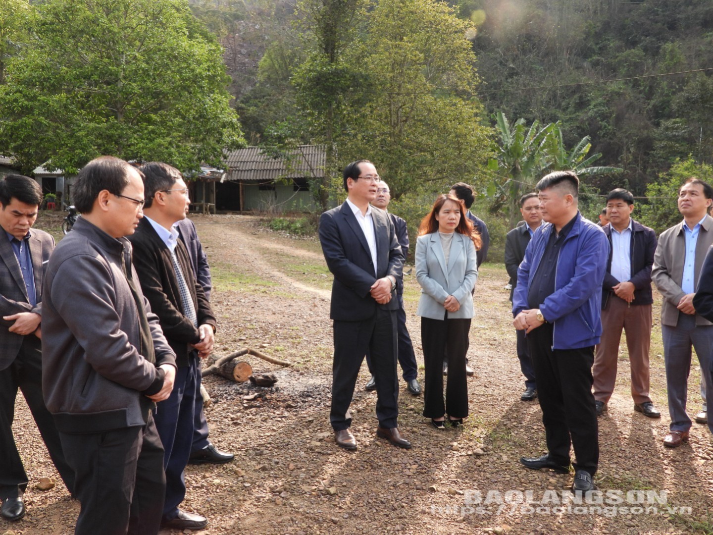 Đồng chí Phó Chủ tịch Thường trực UBND tỉnh và các thành viên đoàn công tác kiểm tra thực tế tại mỏ khai thác quặng tại xã Vũ Sơn, huyện Bắc Sơn