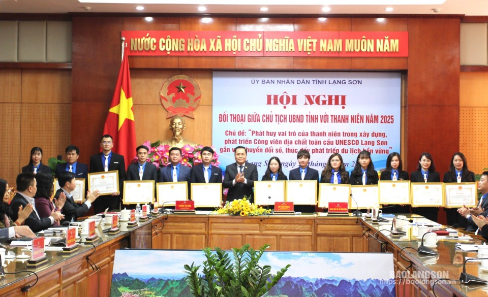 Thanh niên tiêu biểu, có nhiều thành tích trong thực hiện chủ đề đối thoại năm 2024 được Chủ tịch UBND tỉnh tặng bằng khen