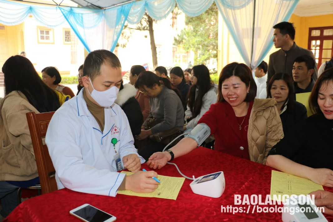 Tình nguyện viên tham gia khám sàng lọc tại lễ phát động hiến máu tình nguyện