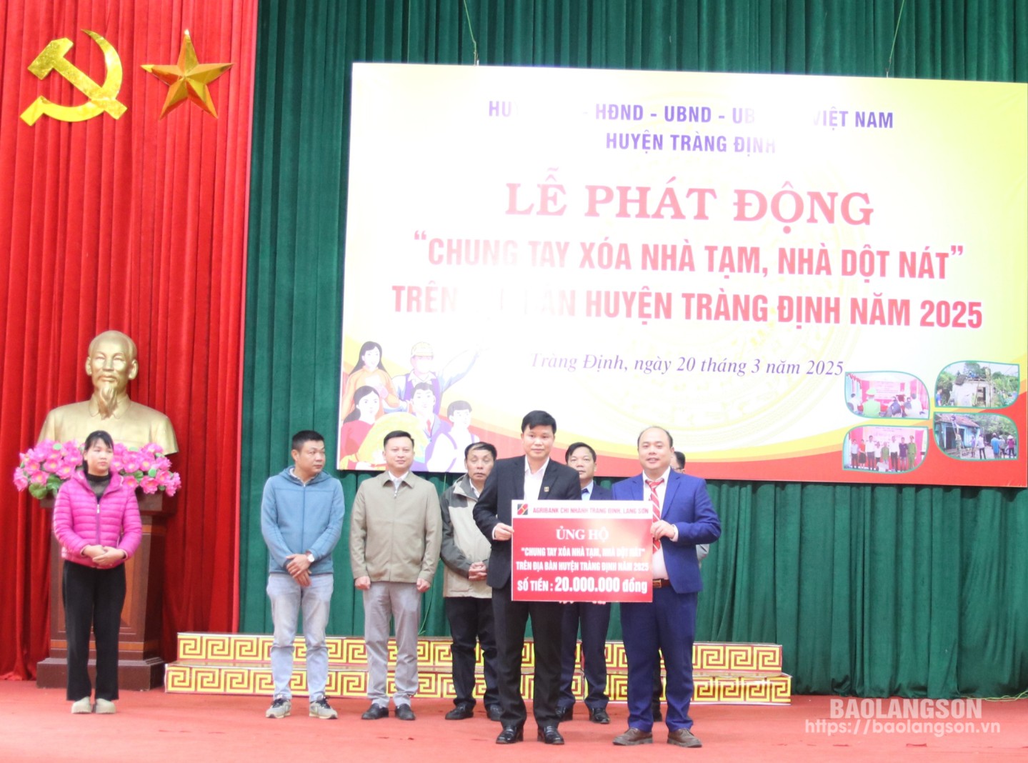 Lãnh đạo Ngân hàng Nông nghiệp và Phát triển nông thôn Việt Nam chi nhánh huyện Tràng Định trao biểu trưng ủng hộ cho lãnh đạo Uỷ ban MTTQ Việt Nam huyện