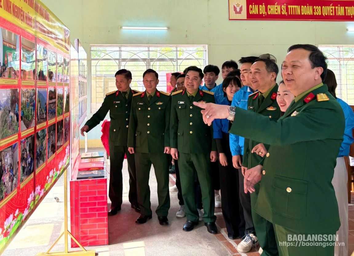 Lãnh đạo Quân khu 1, Đoàn Kinh tế – Quốc phòng 338 và các đội viên tri thức trẻ tình nguyện tham quan một số hình ảnh hoạt động tri thức trẻ tình nguyện