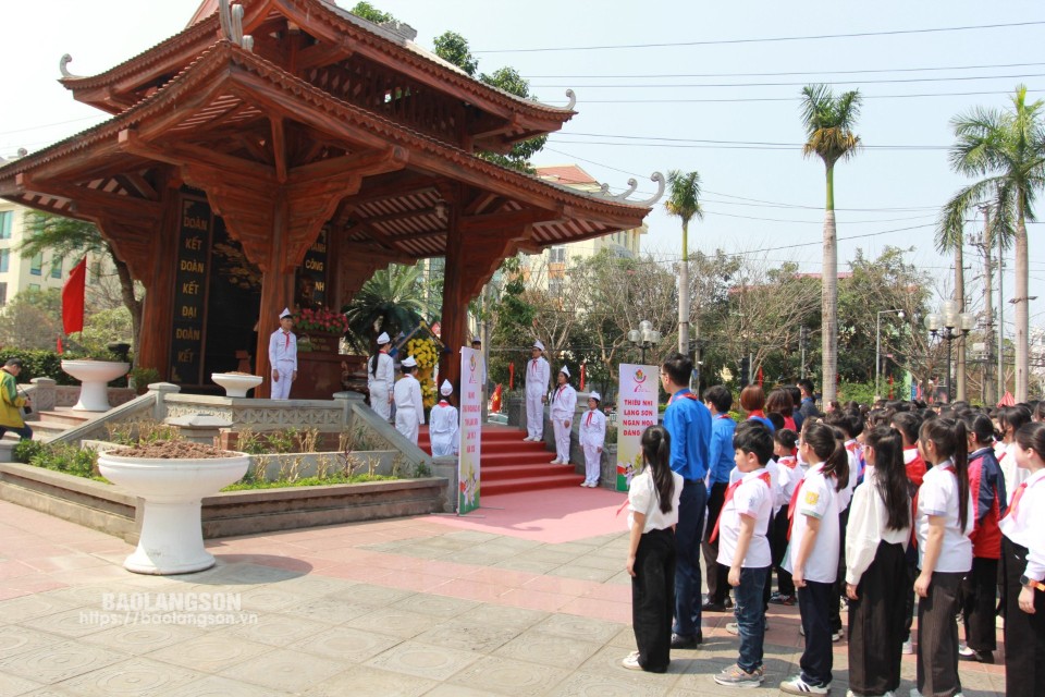 Đoàn đại biểu thiếu nhi dâng hương, dâng hoa tại khuôn viên lưu niệm Chủ tịch Hồ Chí Minh