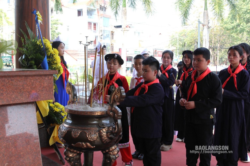 Đại biểu thiếu nhi dâng hương tại khuôn viên lưu niệm Chủ tịch Hồ Chí Minh