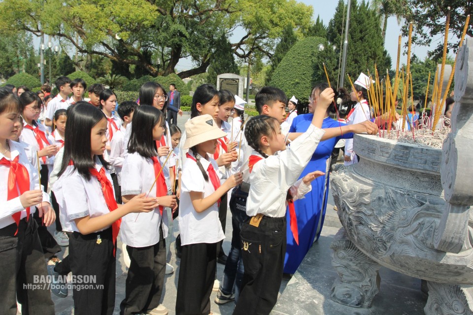 Đại biểu thiếu nhi dâng hương tại tượng đài đồng chí Hoàng Văn Thụ