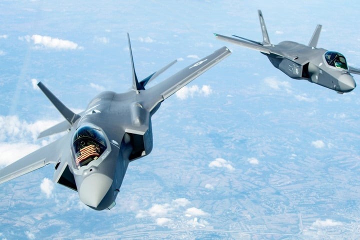 Tiêm kích F-35 của Mỹ diễn tập tiếp nhiên liệu trên không. (Ảnh: US Airforce)