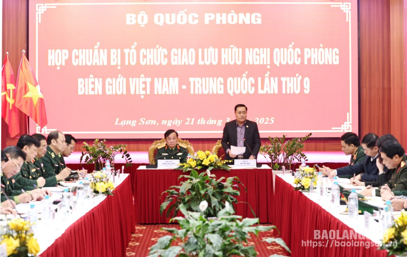 Đồng chí Hồ Tiến Thiệu, Phó Bí thư Tỉnh ủy, Chủ tịch UBND tỉnh phát biểu tại cuộc họp