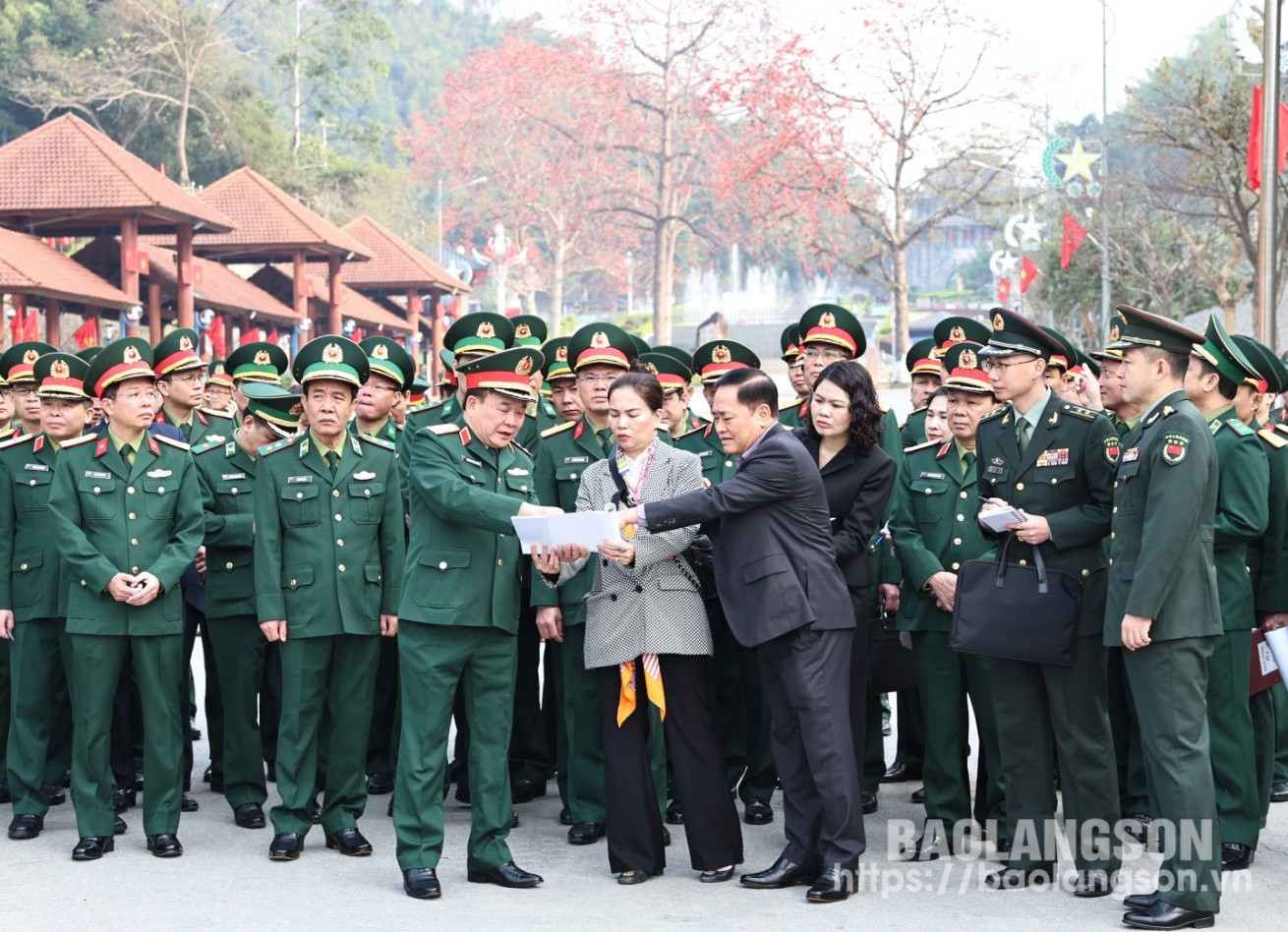 Thượng tướng Hoàng Xuân Chiến, Ủy viên Trung ương Đảng, Ủy viên Thường vụ Quân ủy Trung ương, Thứ trưởng Bộ Quốc phòng và các thành viên đoàn công tác kiểm tra công tác chuẩn bị các điểu kiện phục vụ chương trình giao lưu tại Cửa khẩu Quốc tế Hữu Nghị 