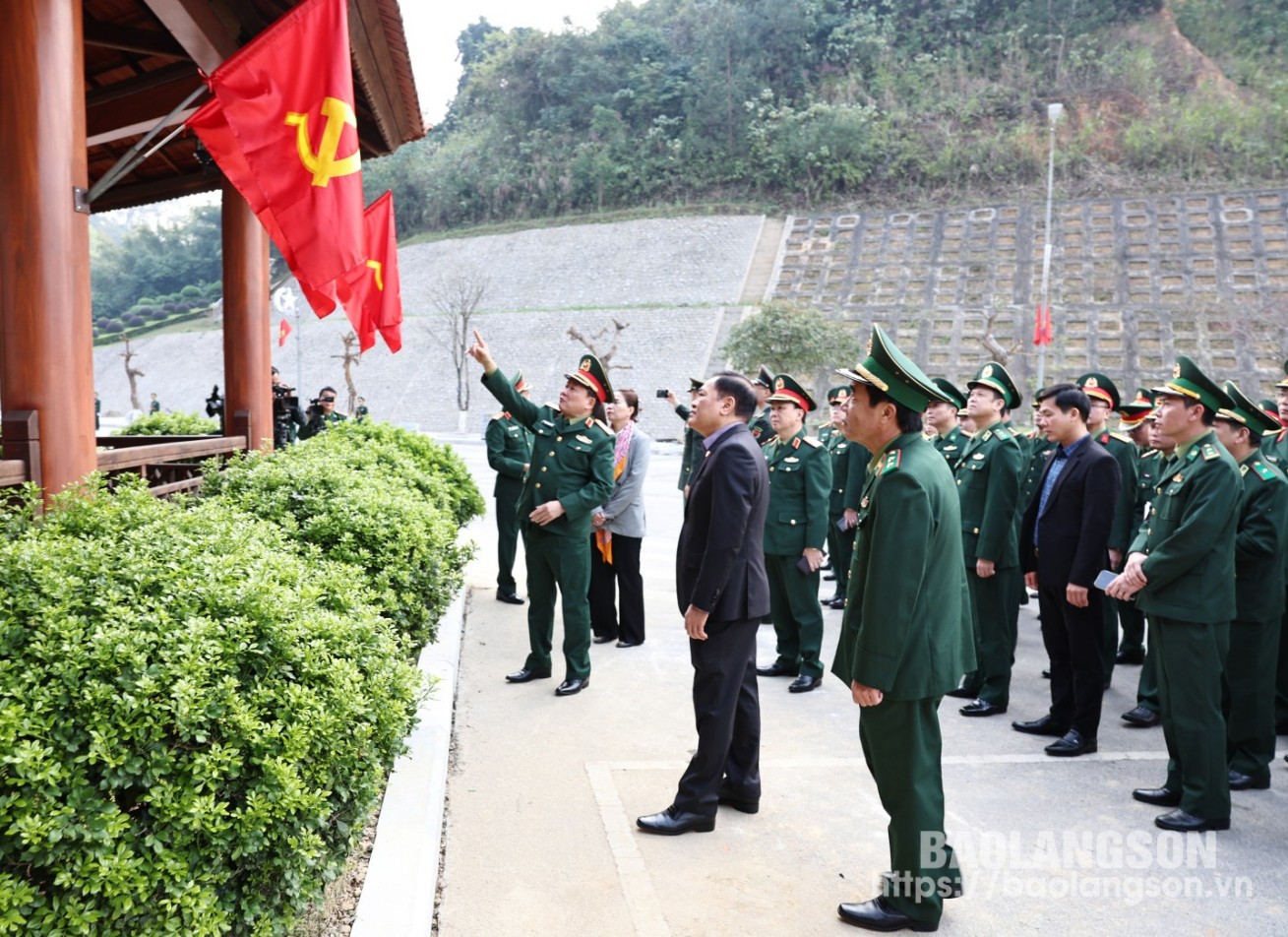 Thượng tướng Hoàng Xuân Chiến, Ủy viên Trung ương Đảng, Ủy viên Thường vụ Quân ủy Trung ương, Thứ trưởng Bộ Quốc phòng và các thành viên đoàn công tác kiểm tra công tác trang trí khánh tiết tại Cửa khẩu Quốc tế Hữu Nghị  