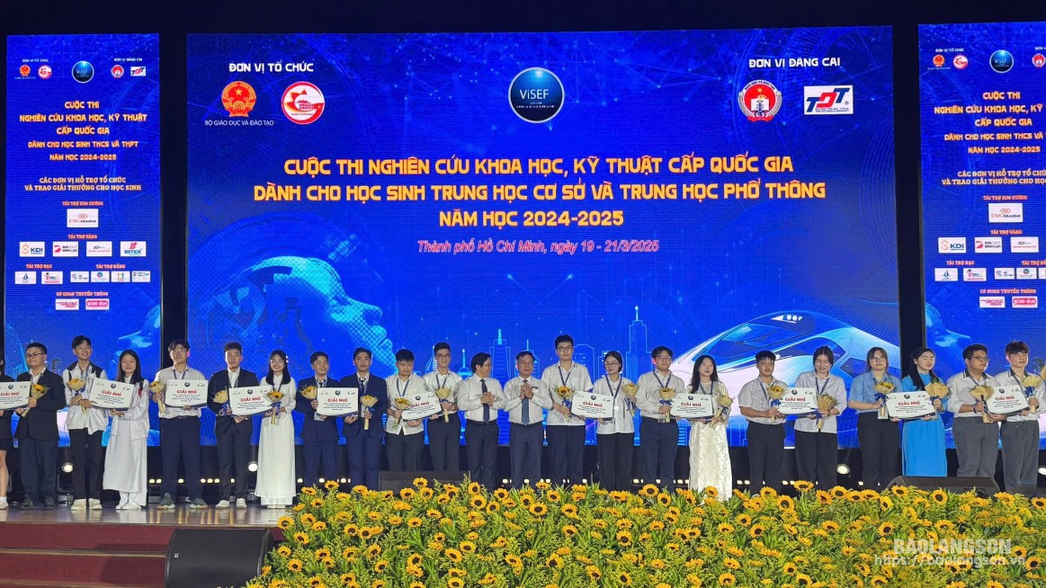 Học sinh Trường THPT chuyên Chu Văn An, thành phố Lạng Sơn nhận giải nhì tại cuộc thi (Ảnh do Trường THPT chuyên Chu Văn An cung cấp)