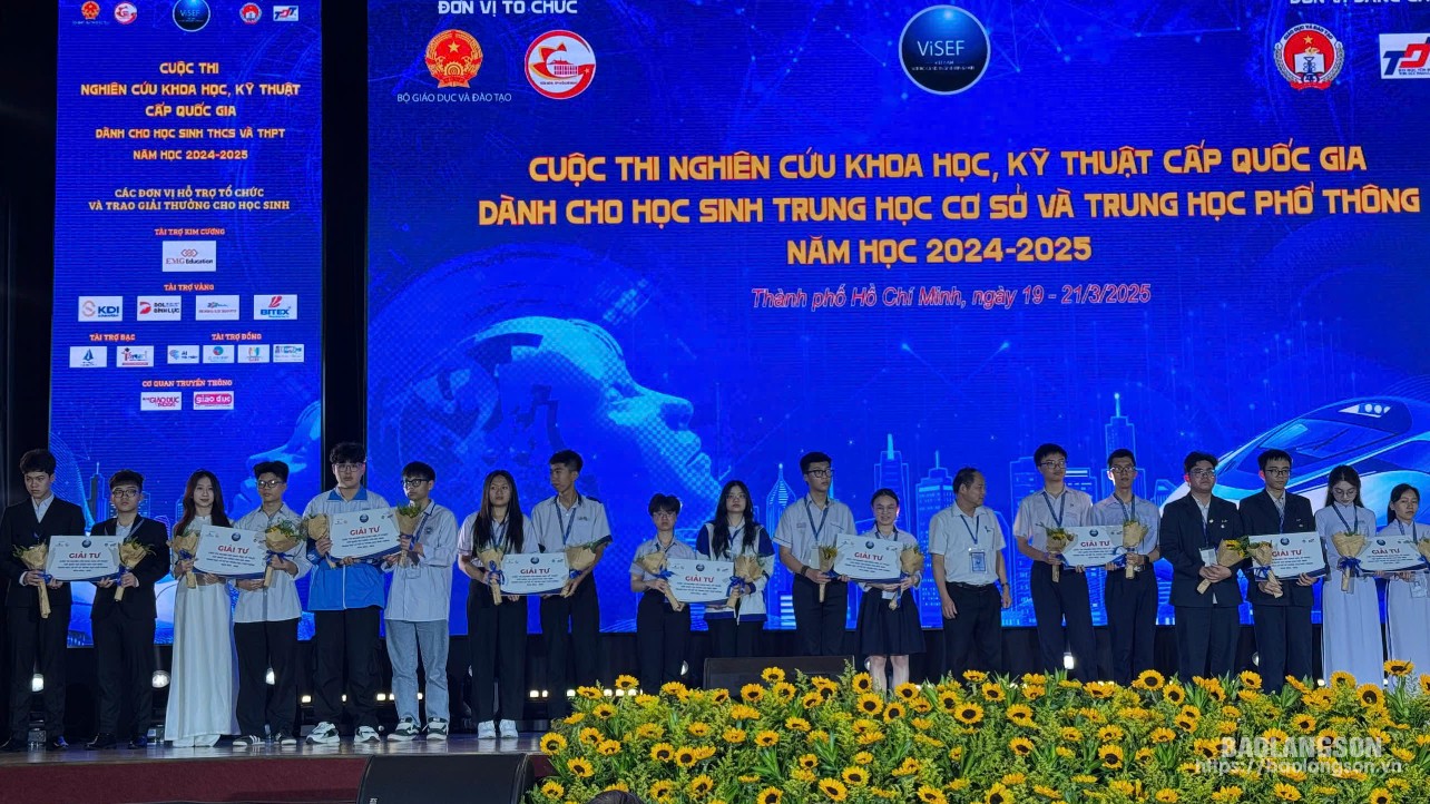 Học sinh Trường THPT chuyên Chu Văn An, thành phố Lạng Sơn nhận giải tư tại cuộc thi (Ảnh do Trường THPT chuyên Chu Văn An cung cấp)