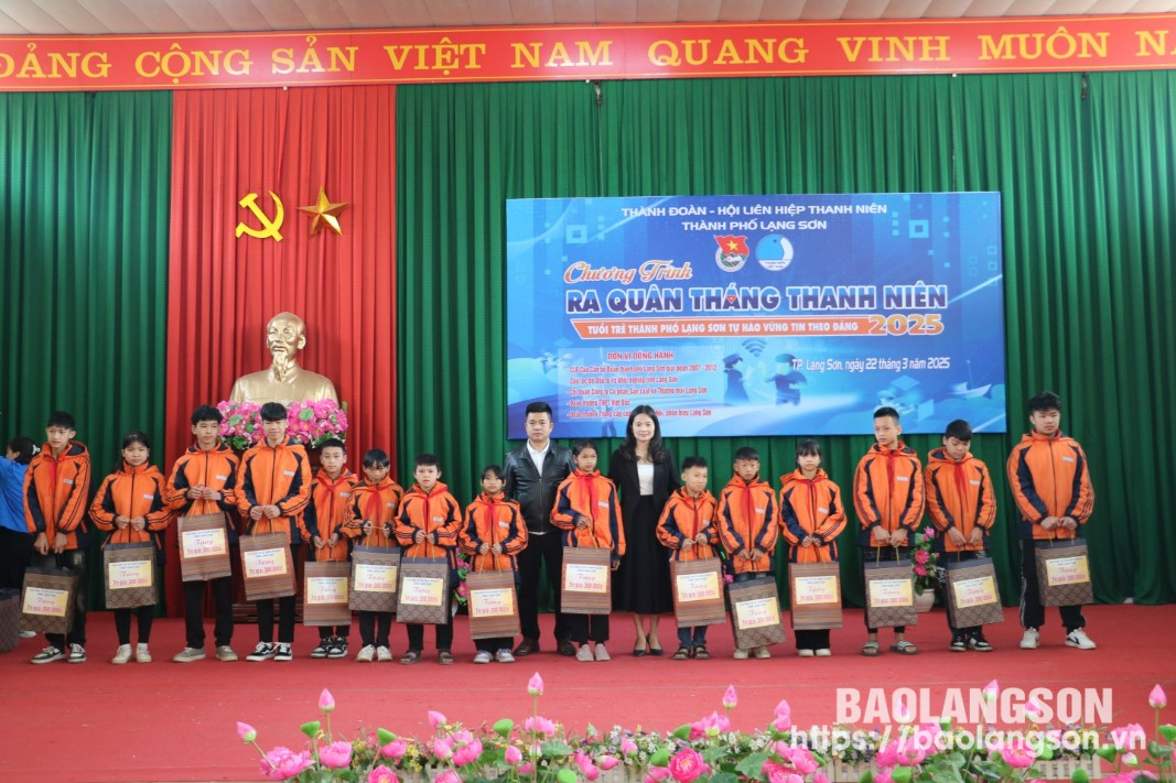 Các đại biểu trao quà cho các học sinh có hoàn cảnh khó khăn trên địa bàn xã Quảng Lạc