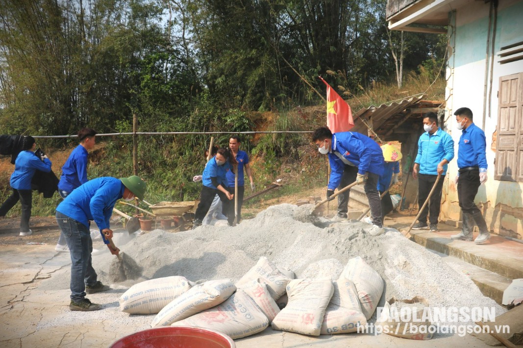 Đoàn viên thanh niên tham gia đổ đường bê tông tại thôn Quảng Trung III, xã Quảng Lạc