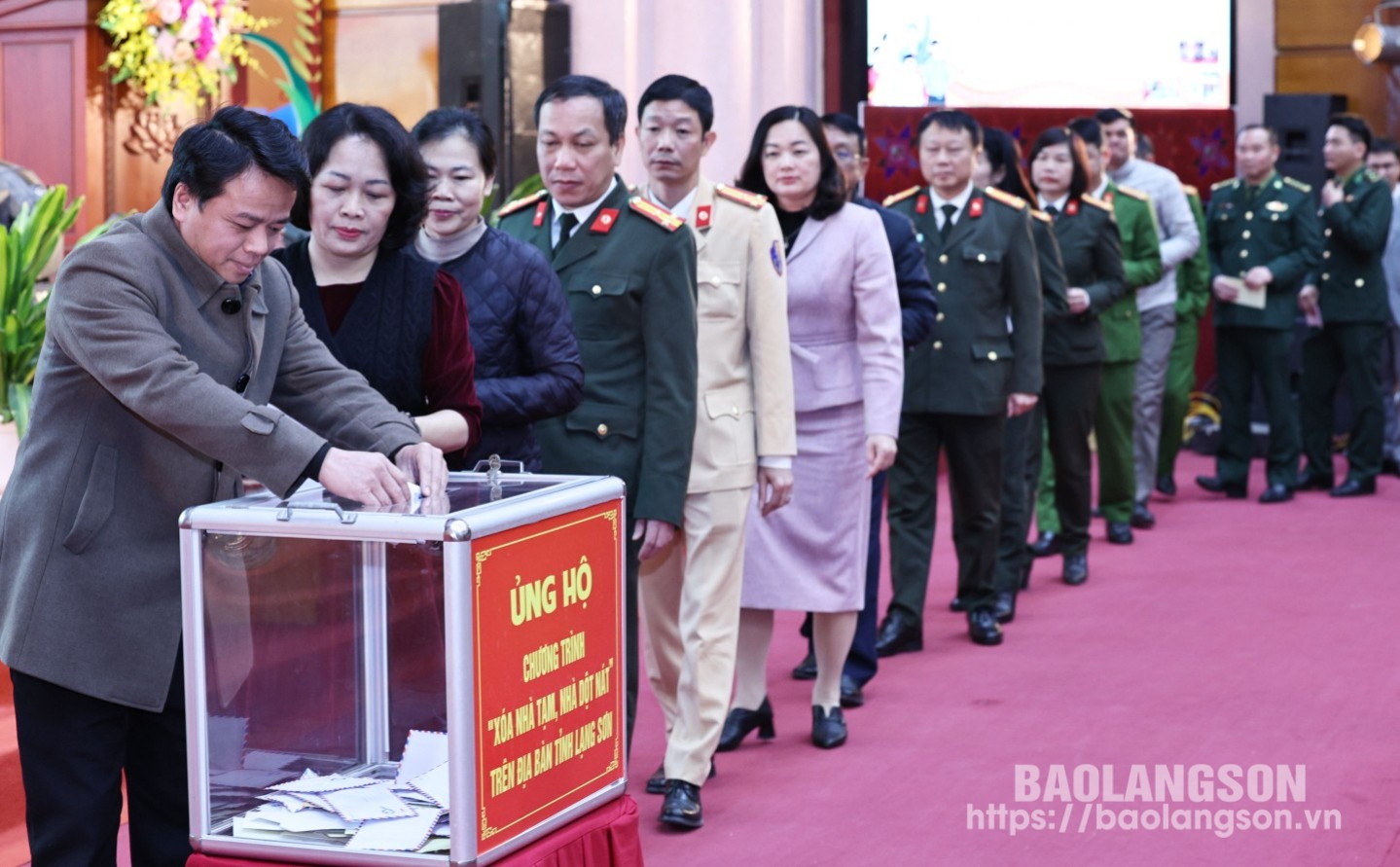 Các tập thể, cá nhân ủng hộ tại Lễ phát động “Chung tay xóa nhà tạm, nhà dột nát” trên địa bàn tỉnh năm 2025 do Tỉnh ủy, HĐND, UBND, Ủy ban MTTQ Việt Nam tỉnh Lạng Sơn tổ chức sáng 18/3/2025