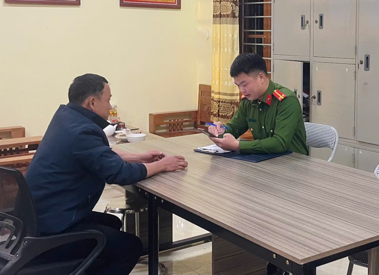 Công an xã Y Tịch tuyên truyền, giải thích cho anh Tuyến các phương thức, thủ đoạn của đối tượng lừa đảo, chiếm đoạt tài sản liên quan đến vụ việc