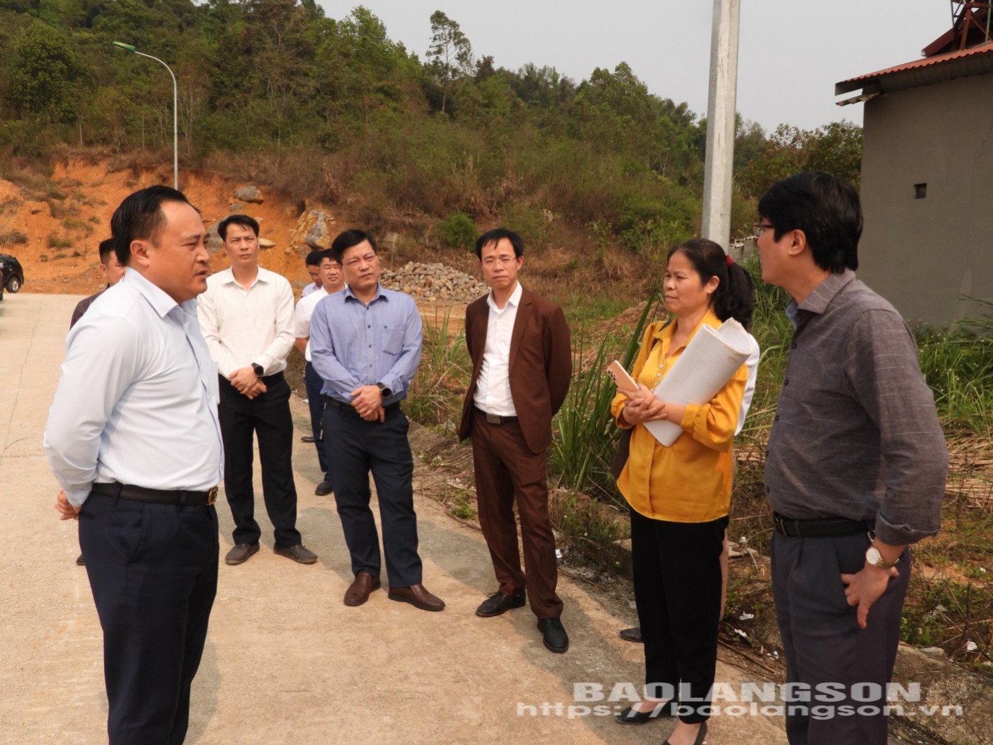 Đồng chí Phó Chủ tịch kiểm tra thực tế tại dự án mở rộng khu tái định cư Hoàng Văn Thụ, thị trấn Đồng Đăng, huyện Cao Lộc