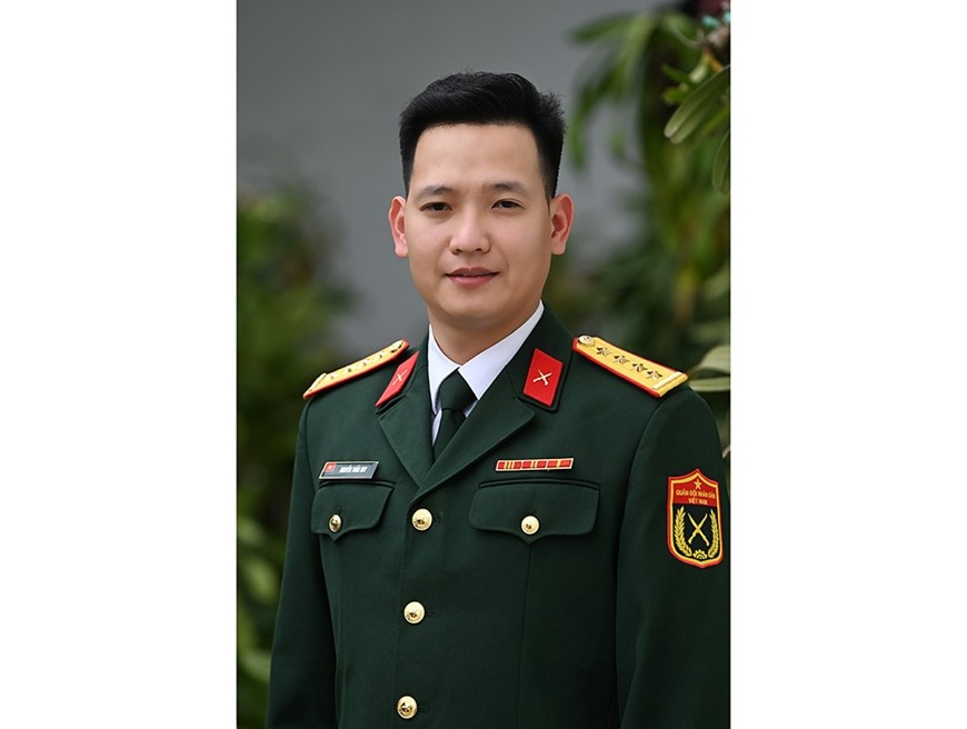 Cùng với 10 Gương mặt trẻ tiêu biểu, năm 2024, toàn quân có 60 Gương mặt trẻ triển vọng là những hạt nhân tiêu biểu trong thực hiện nhiệm vụ chính trị ở các cơ quan, đơn vị, hoạt động ở các lĩnh vực huấn luyện, sẵn sàng chiến đấu, học tập, nghiên cứu khoa học, lao động sản xuất, thể thao, nghệ thuật, báo chí. Trong đó, Báo Quân đội nhân dân (QĐND) có Đại úy Nguyễn Tuấn Huy, phóng viên Ban Ảnh là một trong 60 gương mặt ưu tú được tuyên dương đợt này.Đại úy Nguyễn Tuấn Huy.Nhắc đến Tuấn Huy, nhiều người hình dung ngay đến hình ảnh chàng sĩ quan trẻ điển trai, xông xáo, có mặt ở hầu hết sự kiện quan trọng của Đảng, Nhà nước, Quân đội và những “điểm nóng” về thời sự trên khắp vùng, miền của đất nước. Trong sinh hoạt đời thường, Tuấn Huy thân thiện, dễ gần nhưng trong công việc, anh rất nghiêm túc, trau chuốt, kỹ lưỡng trong từng góc máy, khuôn hình. Chính vì sự tâm huyết, lao động nghiêm túc, chỉn chu ấy mà trong năm 2024, Nguyễn Tuấn Huy đã gặt hái được nhiều “trái ngọt”: Giải B Giải Báo chí Quốc gia lần thứ XVIII năm 2023 (trao giải tháng 6-2024); giải Nhất Giải Báo chí toàn quốc Vì sự nghiệp phát triển văn hóa, thể thao, du lịch lần thứ 2 năm 2024; giải Nhì Giải thưởng toàn quốc về Thông tin đối ngoại năm 2024; giải A Cuộc thi ảnh Quân đội tham gia bảo vệ môi trường và ứng phó với biến đổi khí hậu năm 2024...Trên cương vị là Bí thư Đoàn cơ sở Báo QĐND, Nguyễn Tuấn Huy luôn tích cực triển khai thực hiện Phong trào “Thanh niên Quân đội rèn đức, luyện tài, xung kích, sáng tạo, xứng danh Bộ đội Cụ Hồ thời kỳ mới” có chất lượng, hiệu quả. Đã tuyên truyền, tổ chức cho đoàn viên, thanh niên tham gia cuộc thi tìm hiểu 80 năm Ngày thành lập QĐND Việt Nam, 80 năm Ngày truyền thống Tổng cục Chính trị (TCCT) đoạt 1 giải A cấp toàn quốc; thi video clip với chủ đề “Thanh niên Quân đội xung kích thực hiện công tác phổ biến, giáo dục pháp luật” đoạt giải A cấp toàn quân. Năm 2024, Đoàn cơ sở Báo QĐND được Thủ trưởng TCCT tặng bằng khen...Năm 2023, 2024, Nguyễn Tuấn Huy đều được tặng danh hiệu Chiến sĩ thi đua cơ sở; là Gương mặt trẻ tiêu biểu Cơ quan TCCT năm 2024, được Chủ nhiệm TCCT tặng bằng khen.CHIẾN VĂN