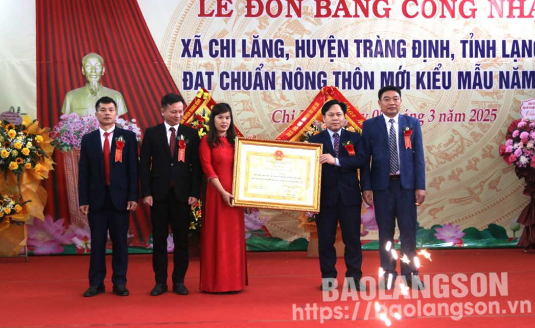 Lãnh đạo Sở Nông nghiệp và Môi trường trao bằng công nhận xã đạt chuẩn NTM kiểu mẫu cho đại diện xã Chi Lăng