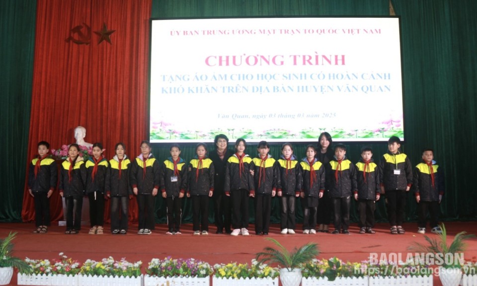 Trao tặng 500 chiếc áo ấm cho các em học sinh có hoàn cảnh khó khăn trên địa bàn huyện Văn Quan