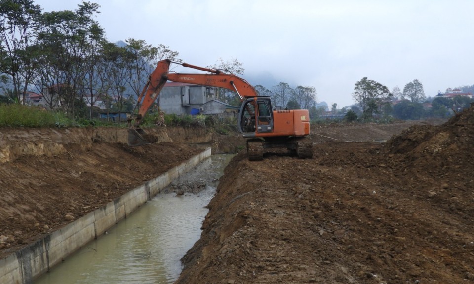 Tăng tốc thi công công trình chống sạt lở bờ suối