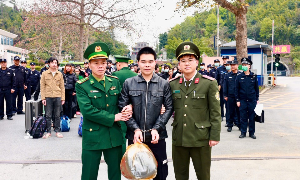 Lạng Sơn: Phát hiện, bắt đối tượng truy nã qua tiếp nhận 37 công dân do Trung Quốc trao trả