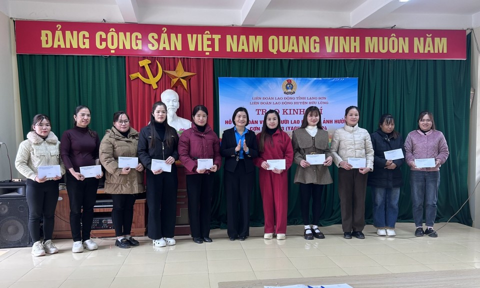 Trao kinh phí hỗ trợ đoàn viên, người lao động bị ảnh hưởng bởi cơn bão số 3 tại Hữu Lũng