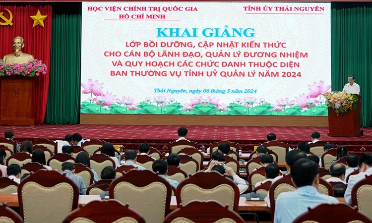 Gắn đào tạo cán bộ với phong trào học tập suốt đời