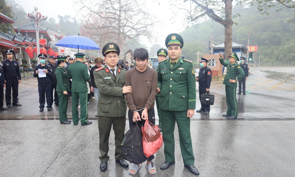 Lạng Sơn:  Phát hiện 1 đối tượng truy nã khi tiếp nhận công dân Việt Nam do  lực lượng chức năng Trung
