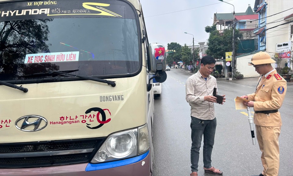 Hữu Lũng tăng cường quản lý xe ô tô đưa đón học sinh