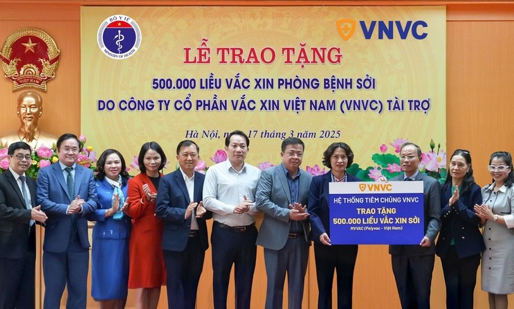 Bộ Y tế tiếp nhận 500.000 liều vaccine sởi từ VNVC