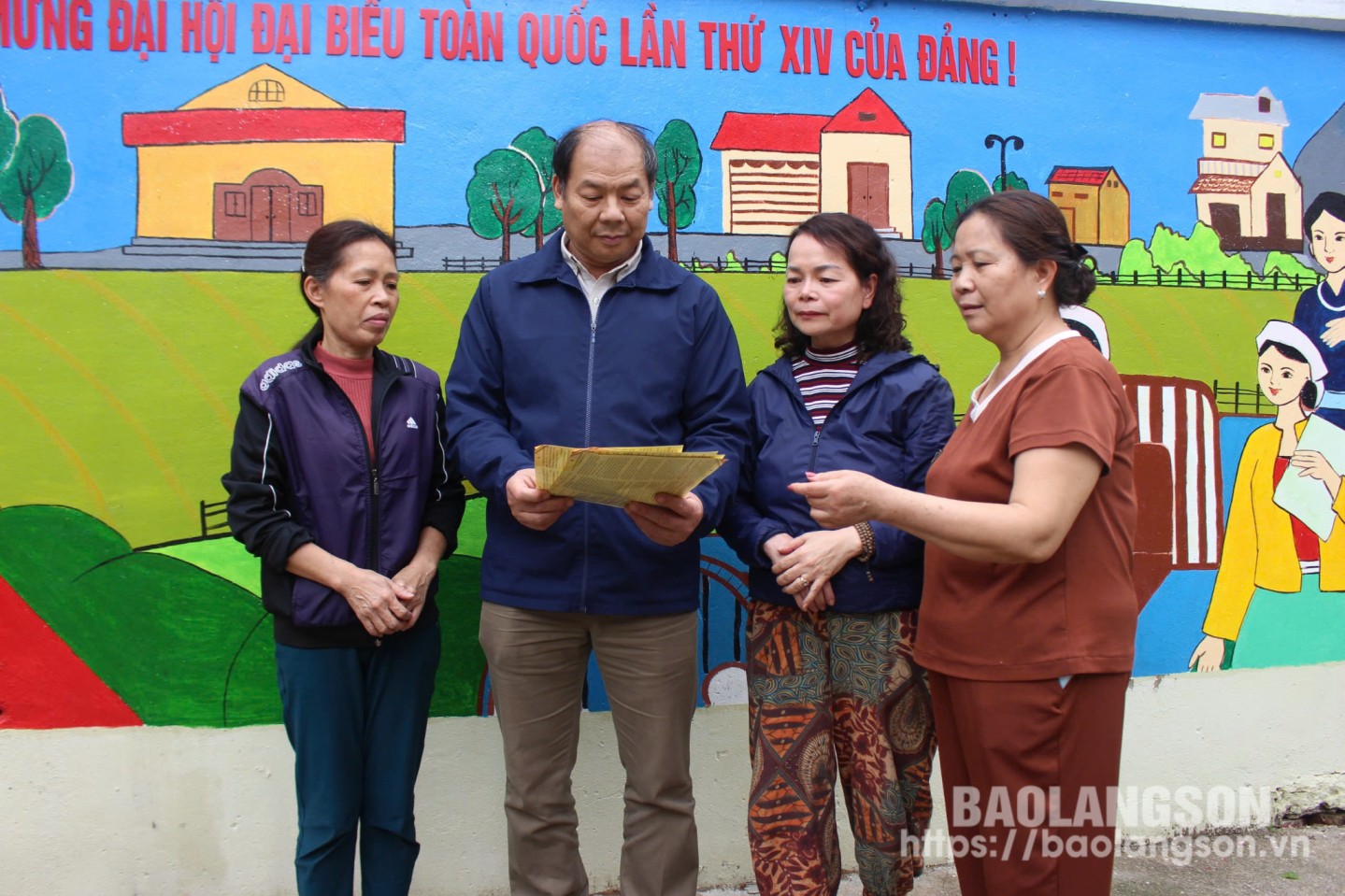 Bí thư Chi bộ, Trưởng khối 7, thị trấn Cao Lộc, huyện Cao Lộc tuyên truyền pháp luật đến người dân