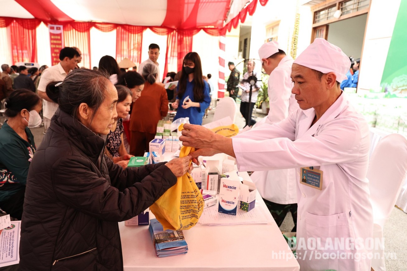 Sau khi có kết quả thăm khám của các bác sĩ quân y hai bên, người dân sẽ được cấp thuốc miễn phí. Trong ảnh: Bà Ngạch Thúy An, khu Nam Quan, thị trấn Đồng Đăng nhận thuốc tại chương trình.