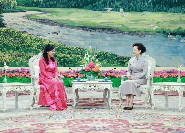 Bà Bành Lệ Viên, bà Ngô Phương Ly - Phu nhân của hai nhà lãnh đạo - trà đàm và thưởng thức các buổi biểu diễn truyền thống Trung Quốc.