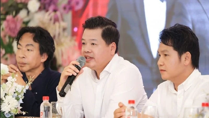 Tam ca Trọng Tấn - Đăng Dương - Việt Hoàn tại buổi họp báo.