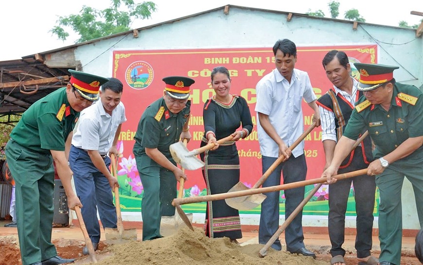 Lãnh đạo Binh đoàn 15, Công ty 75 và huyện Đức Cơ (tỉnh Gia Lai) động thổ xây dựng nhà cho người dân. 