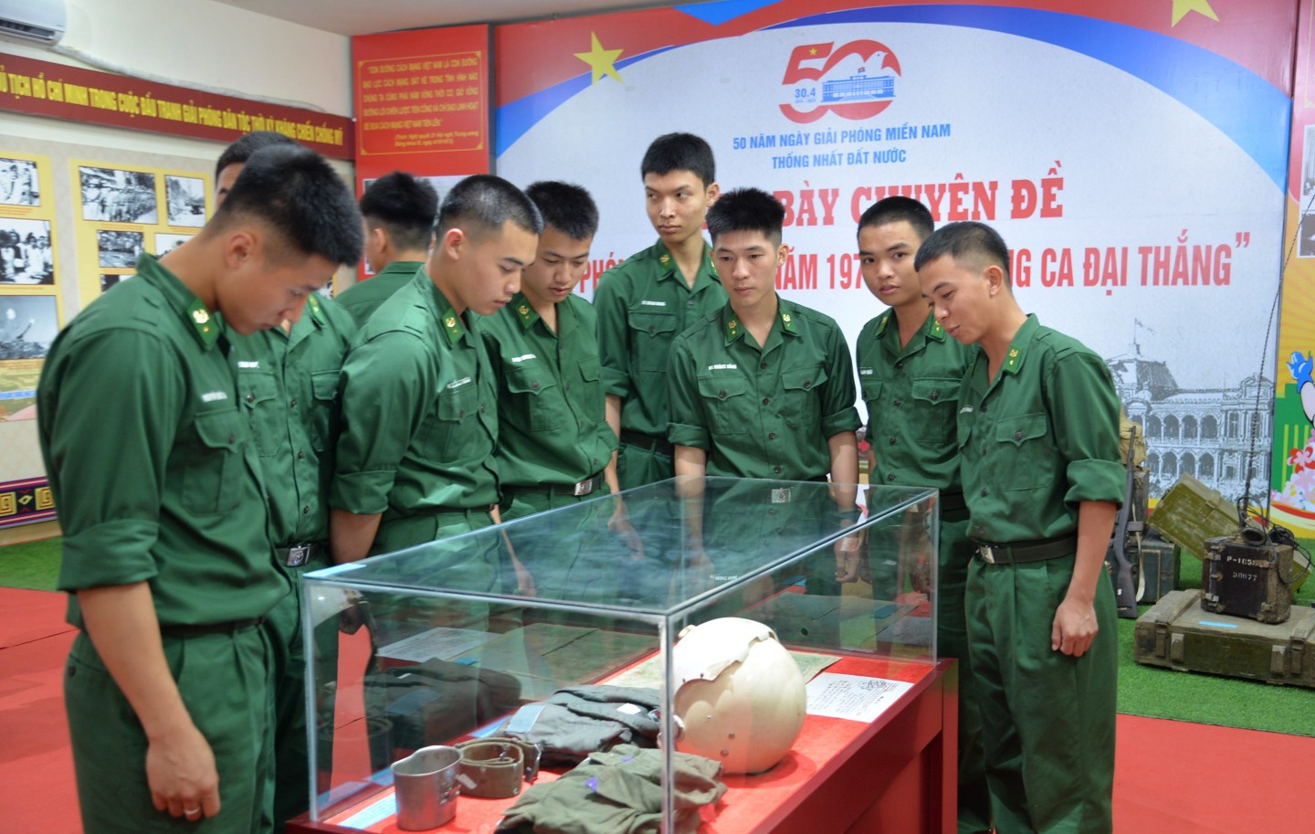 Các chiến sỹ thuộc Bộ chỉ huy quân sự tỉnh tìm hiểu ý nghĩa các hiện vật tại triển lãm