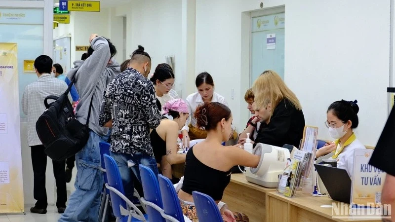Khách du lịch quốc tế kết hợp du lịch nghĩ dưỡng và khám, chăm sóc sức khỏe tại Thiện Nhân Hospital. (Ảnh: ANH ĐÀO)