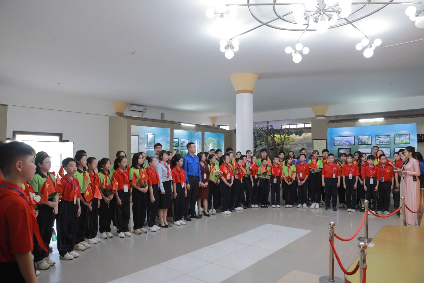 Các em thiếu nhi hai nước Việt Nam - Trung Quốc tham quan Bảo tàng tỉnh Lạng Sơn 