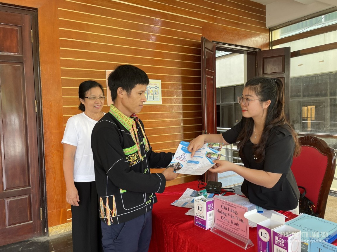Chuyên viên Trung tâm trợ giúp pháp lý Nhà nước tỉnh phát tờ rơi tuyên truyền pháp luật đến người dân trên địa bàn thành phố Lạng Sơn