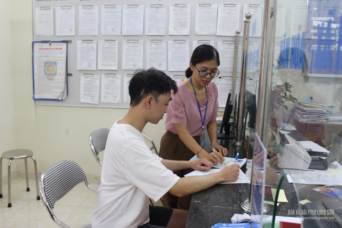 Công chức tư pháp - hộ tịch thị trấn Đồng Đăng, huyện Cao Lộc hướng dẫn người dân thực hiện thủ tục hành chính